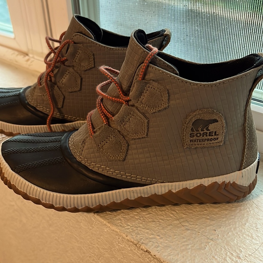 Sorel Women’s Out and About rain boots – olive/black with orange laces size 8.5.